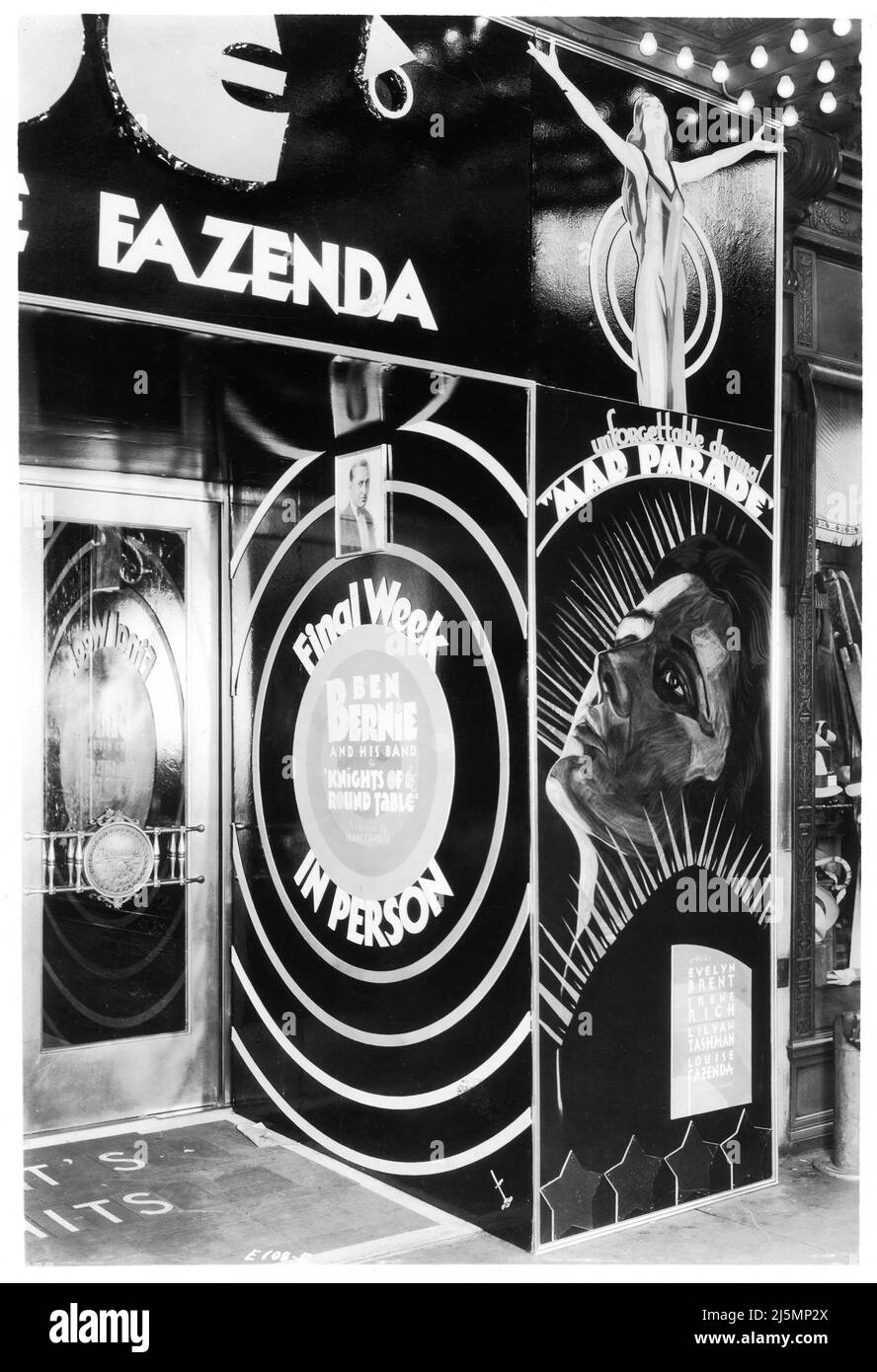 Esposizione frontale del cinema dipinto a mano di Duke Wellington per il Paramount Theatre di Manhattan New York per EVELYN BRENT E LOUISE FAZENDA nella MAD PARADE 1931 regista WILLIAM BEAUDINE Liberty Pictures / Paramount Pictures con Live in persona Apparenza da BEN BERNIE e la sua pubblicità della banda per i teatri di film di Paramount Publix Foto Stock