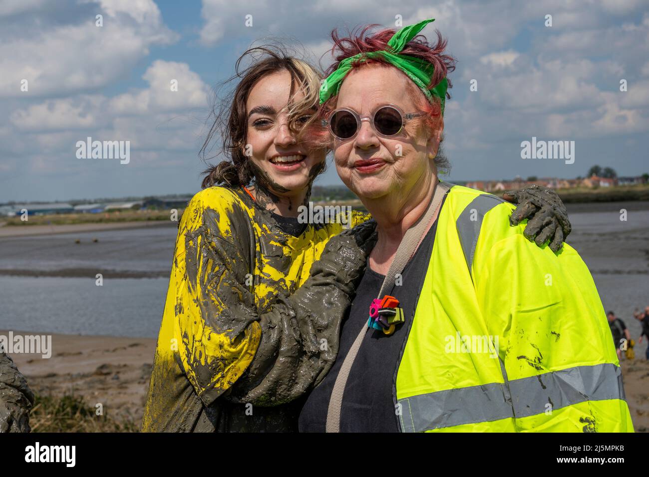 Il comico Jo Brand con sua figlia Maisi Bourke in seguito alla Maldon Mud Race, beneficenza gestita a Maldon, Essex, Regno Unito. Coperto di fango Foto Stock