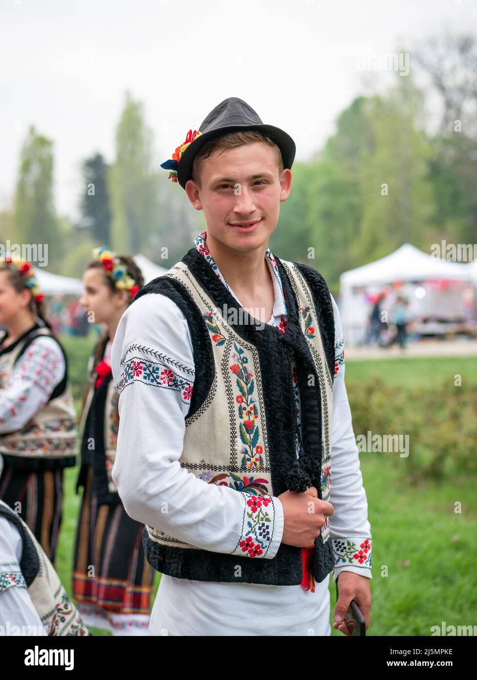 Romanian man traditional costume immagini e fotografie stock ad alta  risoluzione - Alamy