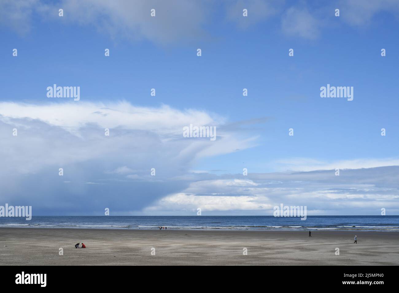 Spiaggia e cielo parzialmente nuvoloso sul lungomare di Seaside, Oregon, USA Foto Stock