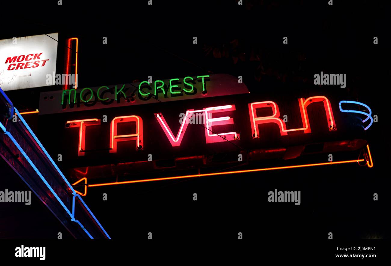 Il cartello al neon per il Mock Crest Tavern a Portland, Oregon, USA Foto Stock