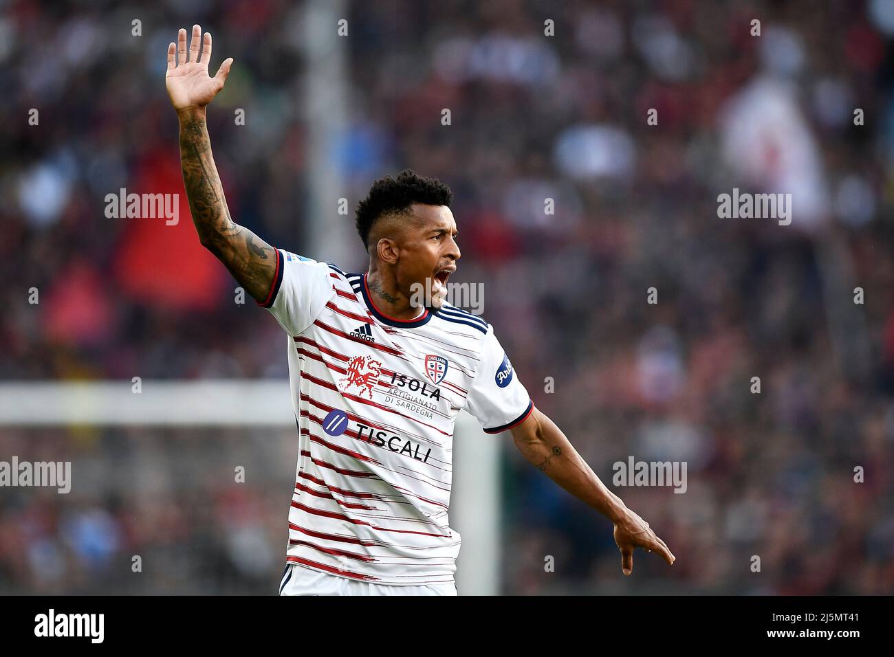 Genova, Italia. 24 aprile 2022. Dalbert Henrique di Cagliari Calcio reagisce durante la serie Una partita di calcio tra Genova CFC e Cagliari Calcio. Credit: Nicolò campo/Alamy Live News Foto Stock