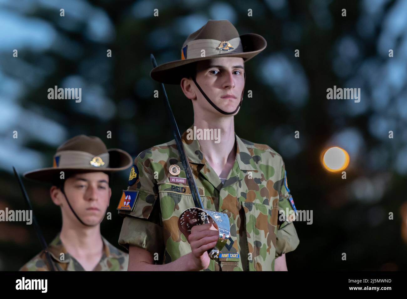 Sydney, Australia. 25th Apr 2022. La festa della catafalque si trova al Coogee Dawn Service il 25 aprile 2022 a Coogee, Sydney, Australia. Anzac Day è una festa nazionale in Australia, tradizionalmente segnata da un servizio all'alba che si svolge durante il periodo dell'atterraggio originale di Gallipoli e commemorato con cerimonie e sfilate durante tutto il giorno. L'Anzac Day commemora il giorno in cui l'Australian and New Zealand Army Corp (ANZAC) sbarcò sulle rive di Gallipoli il 25 aprile 1915, durante la guerra mondiale del 1. Credit: Izhar Ahmed Khan/Alamy Live News/Alamy Live News Foto Stock