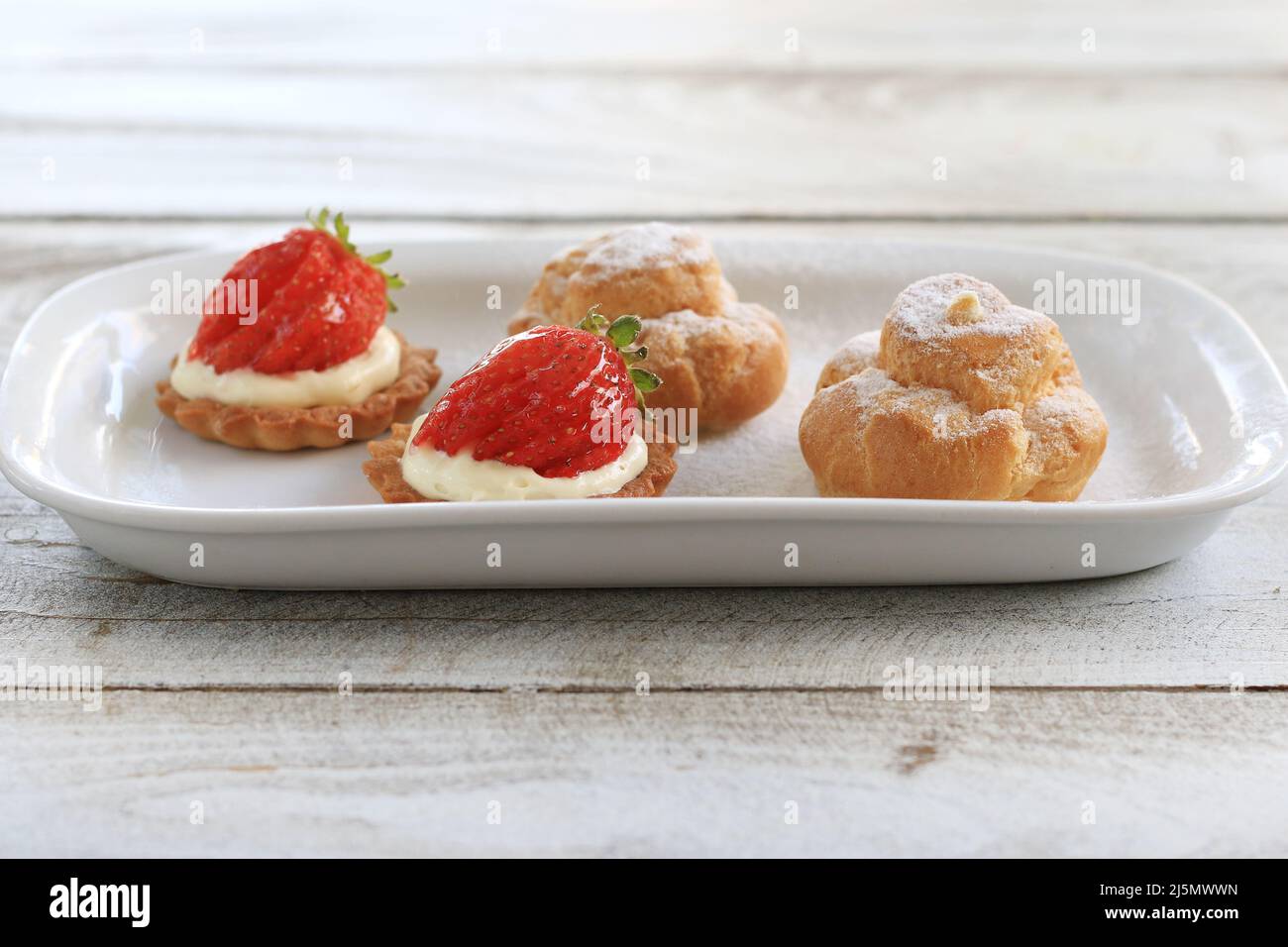 Un piatto di crostate di fragole e purè di panna pasteries. Foto Stock
