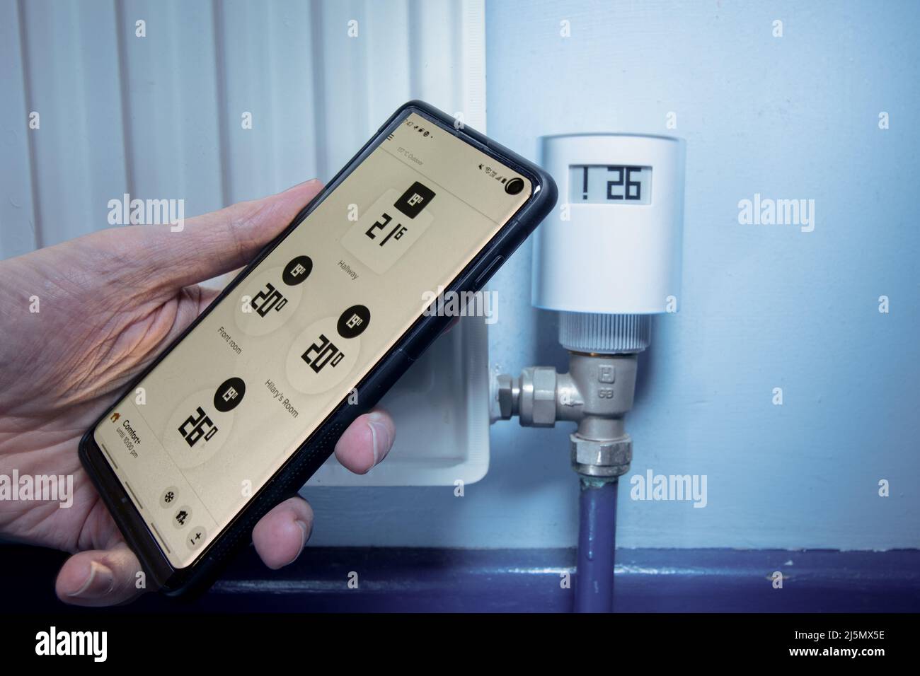 Una valvola del radiatore intelligente collegata a un'app per smartphone Foto Stock