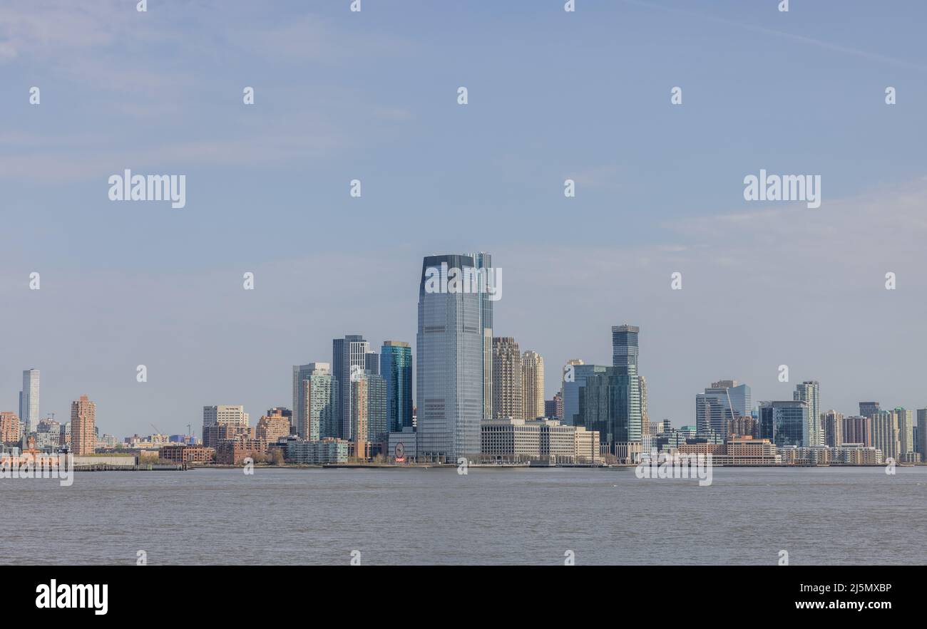 PORTO DI NEW YORK – 24 aprile 2022: Jersey City, New Jersey è visto dal porto di New York. Foto Stock