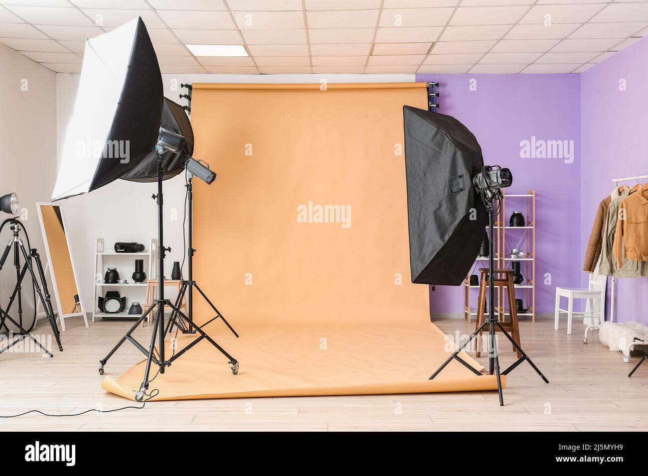 Attrezzatura di illuminazione e ciclorama beige in moderno studio  fotografico Foto stock - Alamy