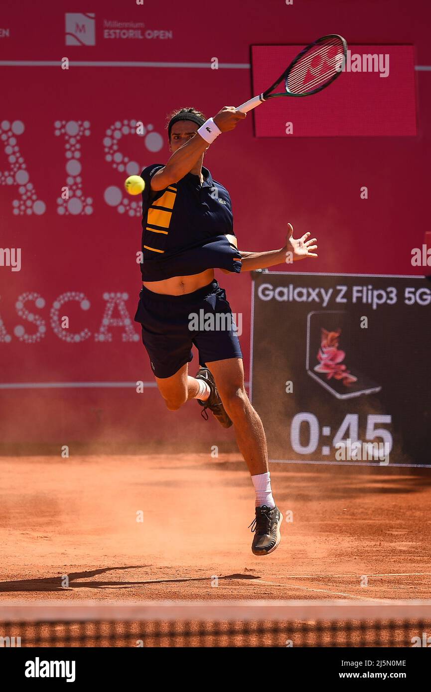 Estoril, Portogallo. 24th Apr 2022. Pierre-Hugues Herbert dalla Francia ritorna una palla a Fernando Verdasco de Espanha durante il torneo di tennis della finale del Millennium Estoril Open ATP 250 al Clube de Tenis do Estoril. Punteggio finale: Pierre-Hugues Herbert 2:1 Fernando Verdasco (Photo by Bruno de Carvalho/SOPA Images/Sipa USA) Credit: Sipa USA/Alamy Live News Foto Stock