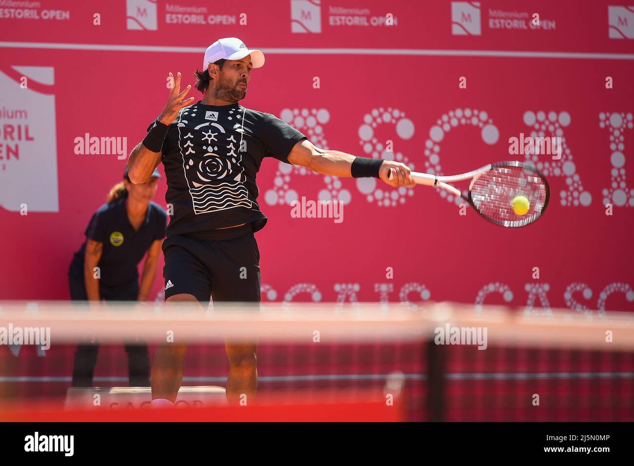 Estoril, Portogallo. 24th Apr 2022. Fernando Verdasco dalla Spagna restituisce una palla a Pierre-Hugues Herbert dalla Francia durante il torneo di tennis ATP 250 della finale Millennium Estoril Open al Clube de Tenis do Estoril. Punteggio finale: Pierre-Hugues Herbert 2:1 Fernando Verdasco (Photo by Bruno de Carvalho/SOPA Images/Sipa USA) Credit: Sipa USA/Alamy Live News Foto Stock