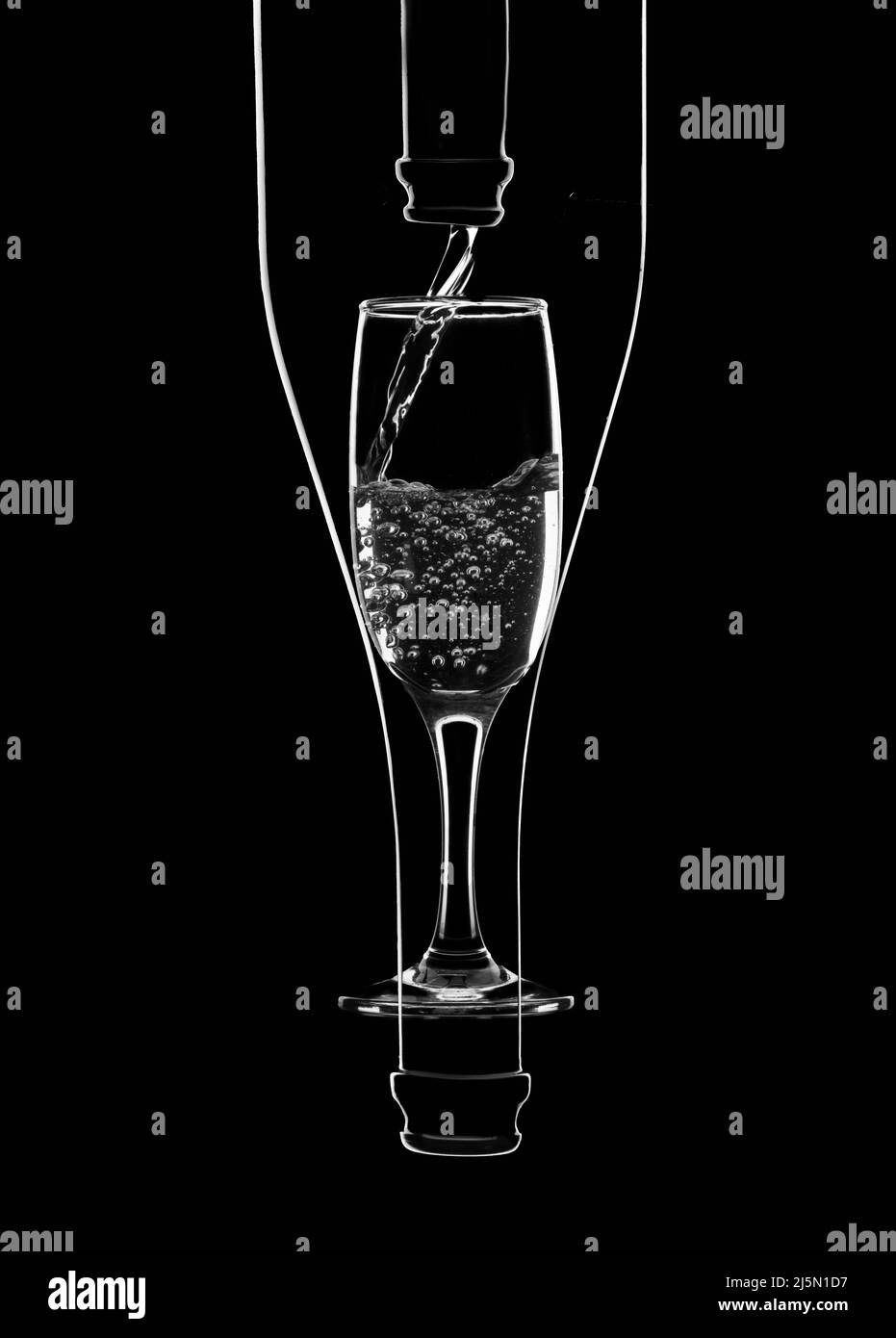 Bottiglia di champagne e silhouette in vetro, fondo nero isolato. Foto Stock