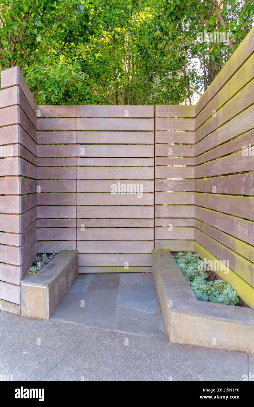 Tavole di legno recinzione orizzontale e cancello a San Francisco, California Foto Stock
