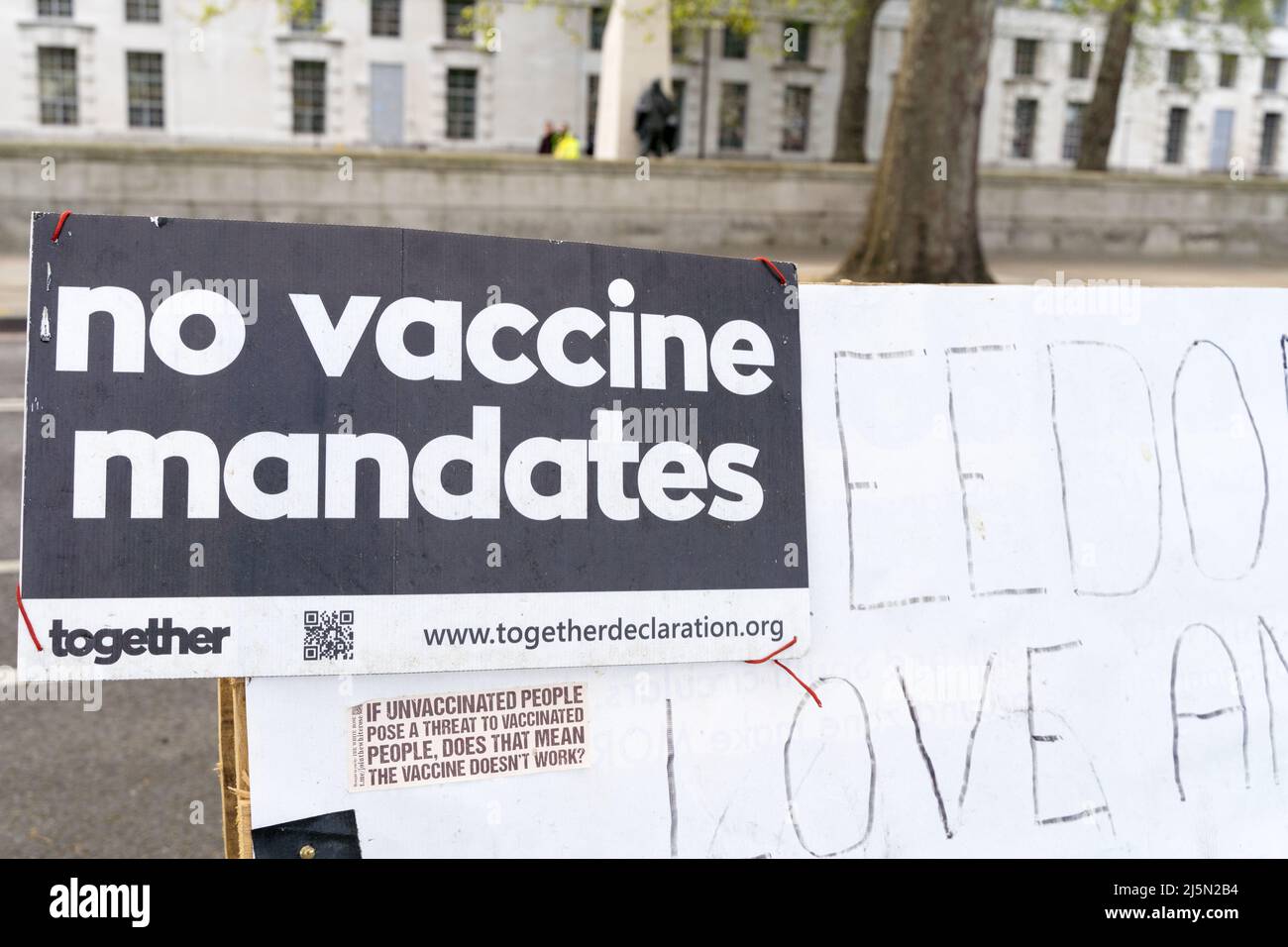 I manifestanti anti anti anti-vax hanno allestito un campo lungo London Embankment con poster 'nessun mandato di vaccino' Inghilterra Regno Unito Foto Stock