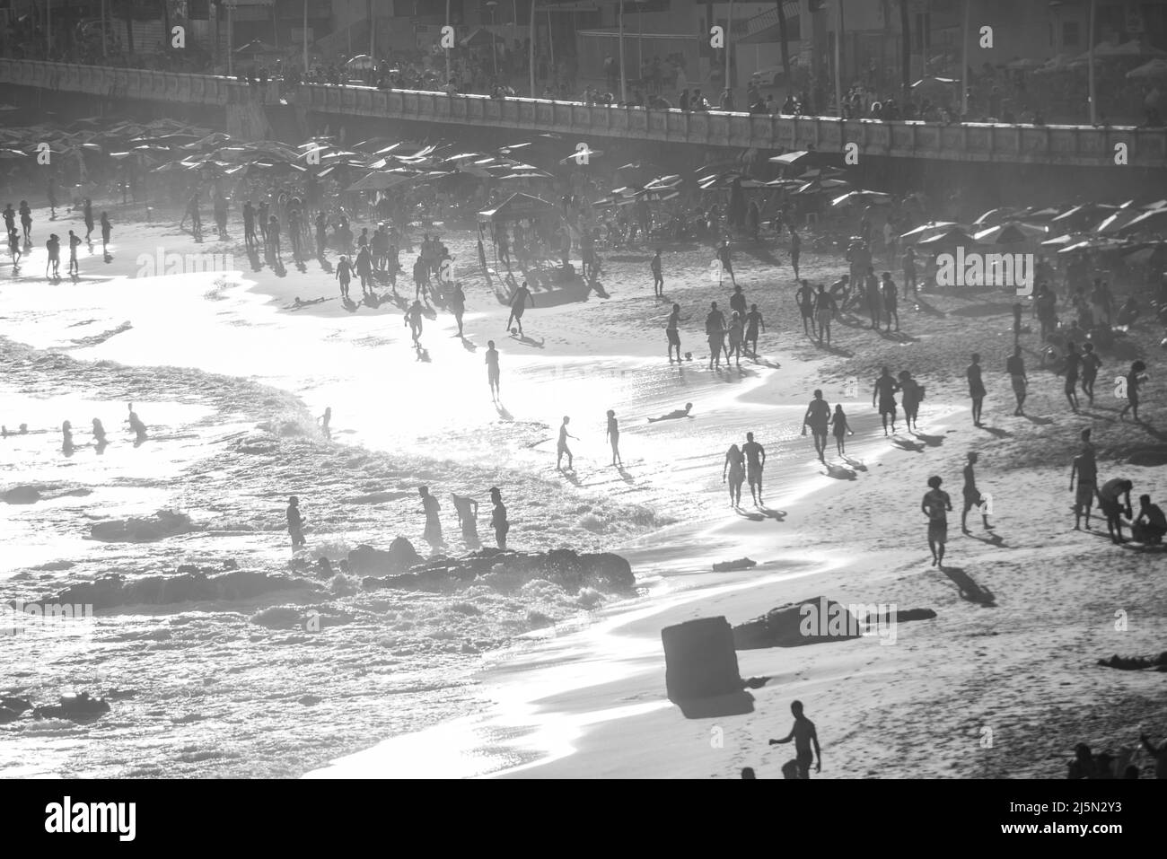 Salvador, Bahia, Brasile - 19 settembre 2021: Un grande gruppo di persone sulla spiaggia in una giornata di sole nella città di Salvador, nello stato brasiliano Foto Stock