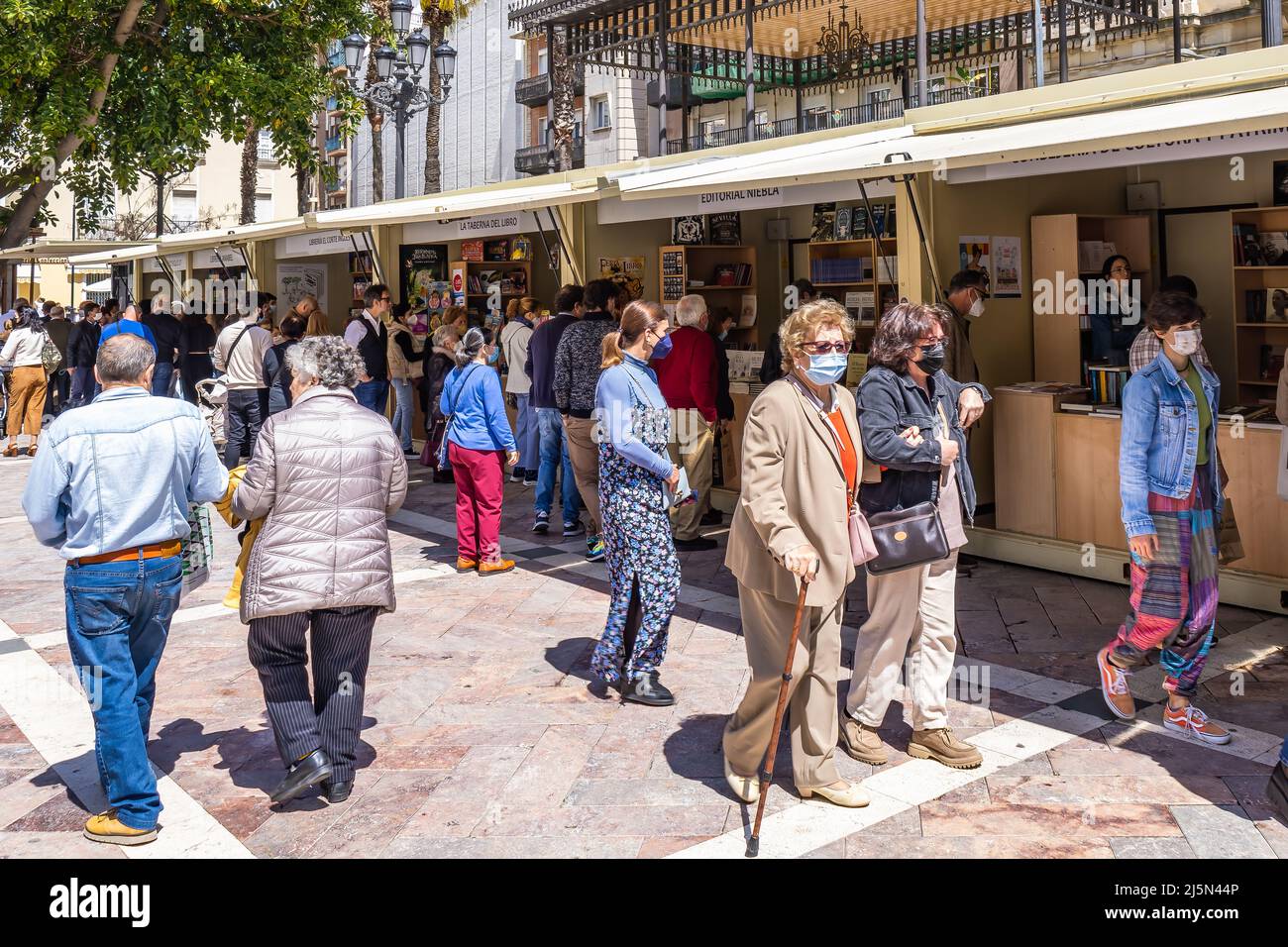 Huelva, Spagna - 24 aprile 2022: Folla di persone che visitano l'edizione 46th della Fiera del Libro situata nella piazza centrale di Plaza de las Monjas (Piazza della N Foto Stock