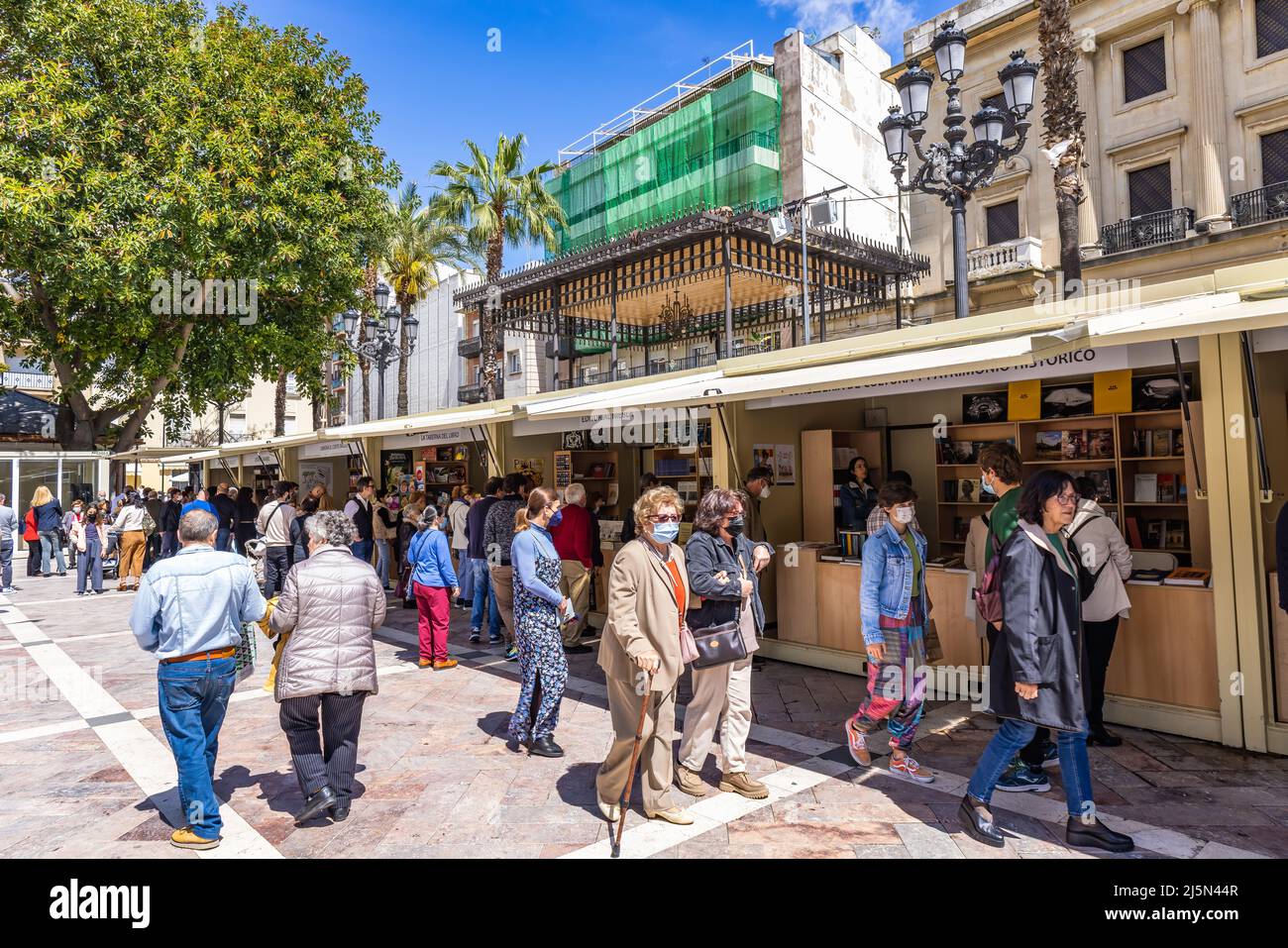 Huelva, Spagna - 24 aprile 2022: Folla di persone che visitano l'edizione 46th della Fiera del Libro situata nella piazza centrale di Plaza de las Monjas (Piazza della N Foto Stock