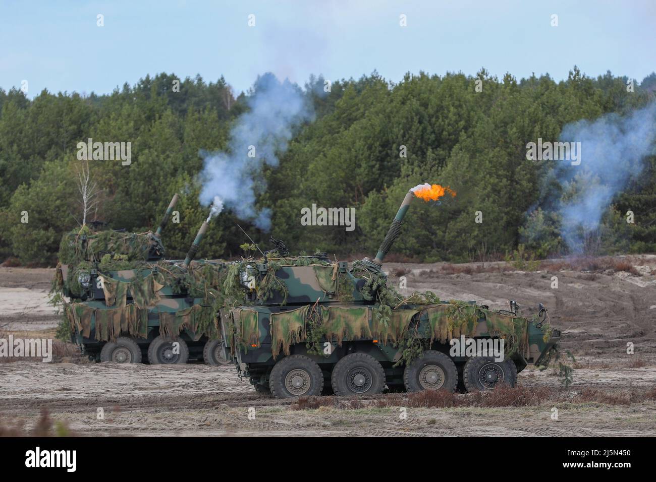 I sistemi di mortaio polacchi forniscono un supporto al fuoco indiretto per le forze statunitensi e polacche durante un'esercitazione combinata di fuoco vivo di armi a Nowa Deba, Polonia aprile 8. Il 3rd Brigade Combat Team, 82nd Airborne Division è schierato a sostegno del comando europeo degli Stati Uniti per assicurare i nostri alleati nella regione e scoraggiare eventuali future aggressioni. (STATI UNITI Esercito foto di Sgt. Garrett Ty Whitfield) Foto Stock