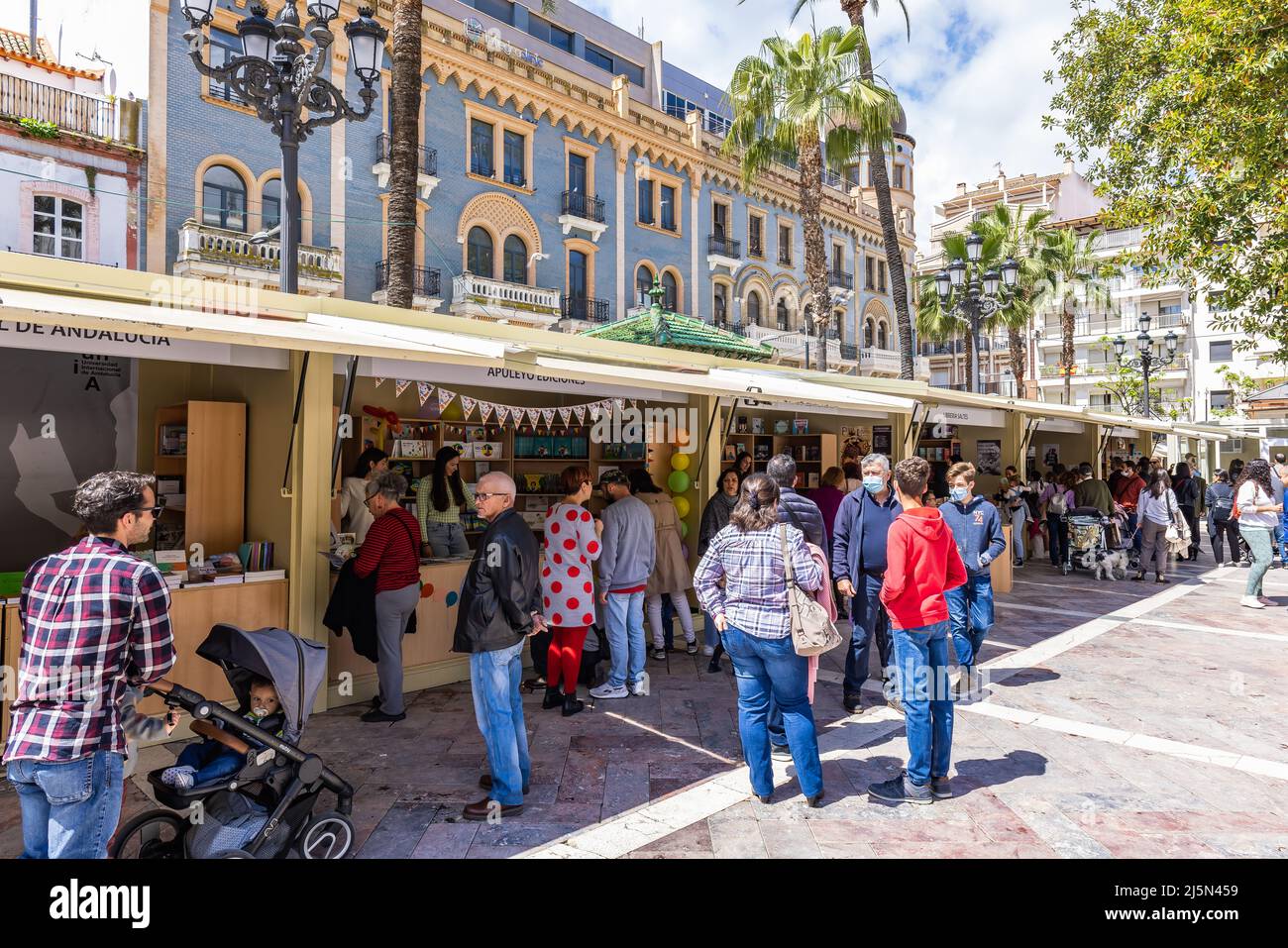 Huelva, Spagna - 24 aprile 2022: Folla di persone che visitano l'edizione 46th della Fiera del Libro situata nella piazza centrale di Plaza de las Monjas (Piazza della N Foto Stock