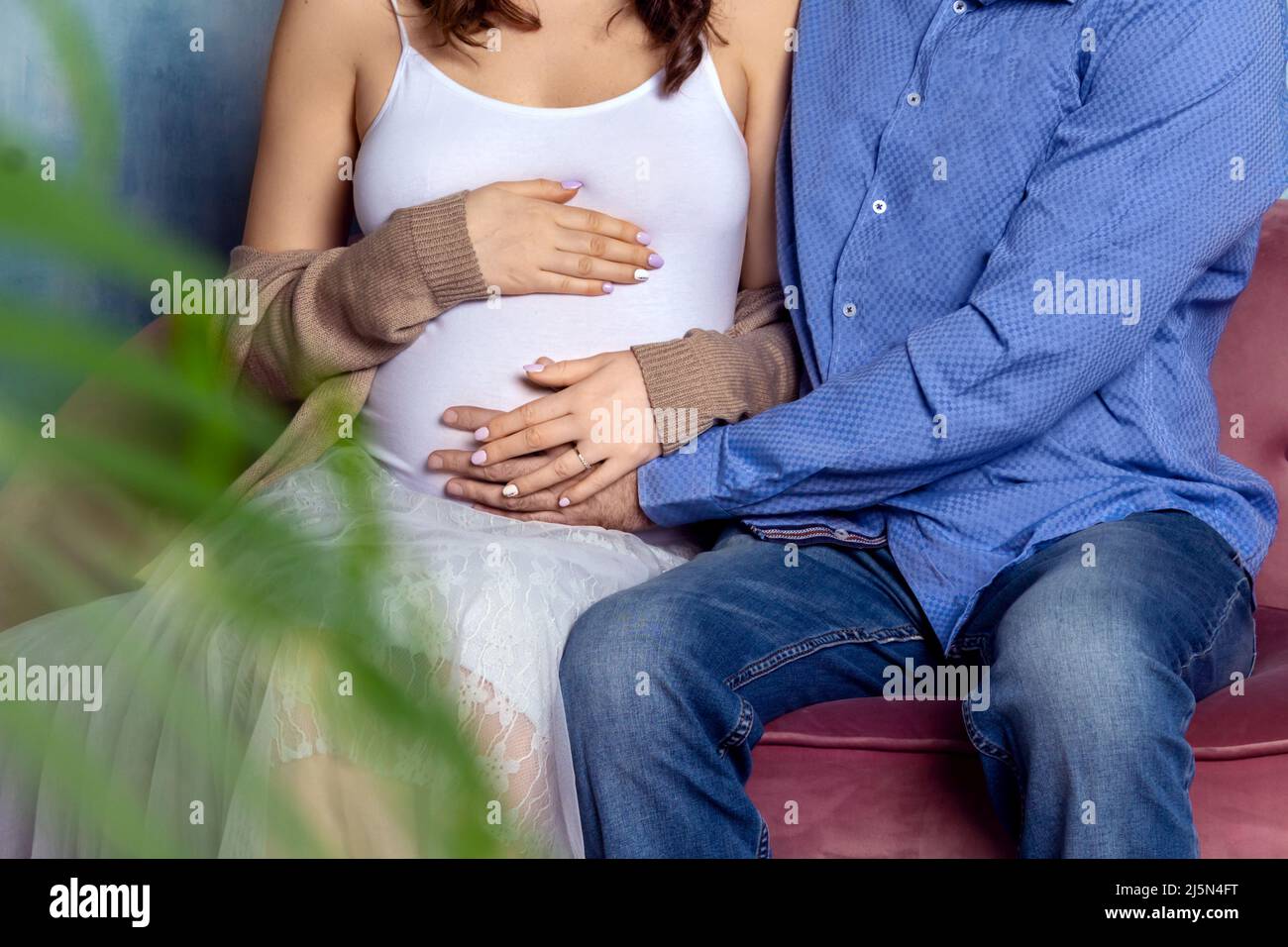 I genitori si aspettano un bambino. Coppia caucasica irriconoscibile. Foto Stock
