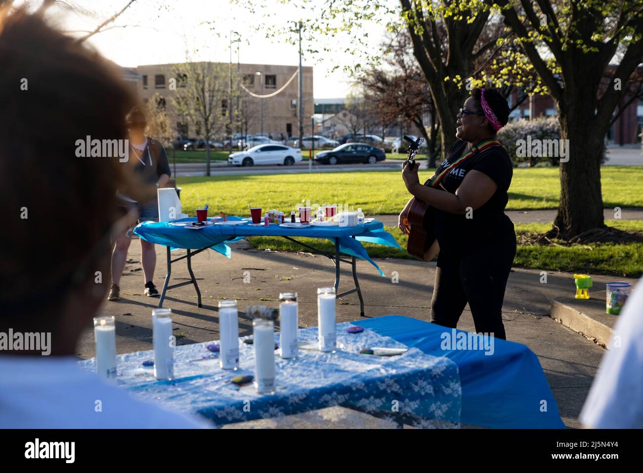Paisha Thomas, un artista musicale, canta e suona canzoni originali alla chitarra alla Community
