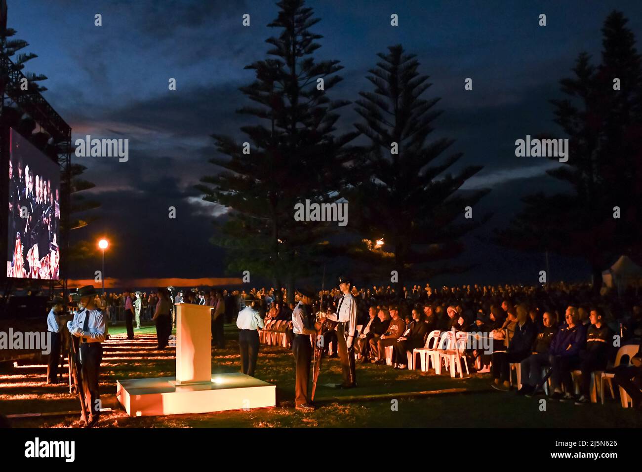 Sydney, Australia. 25th Apr 2022. I membri della Catafalque Party partecipano al servizio annuale ANZAC Day Dawn a Coogee Beach a Sydney il 25 aprile 2022. Anzac Day è una festa nazionale in Australia, tradizionalmente segnata da un servizio all'alba che si svolge durante il periodo dell'atterraggio originale di Gallipoli e commemorato con cerimonie e sfilate durante tutto il giorno. L'Anzac Day commemora il giorno in cui l'Australian and New Zealand Army Corp (ANZAC) sbarcò sulle rive di Gallipoli il 25 aprile 1915, durante la guerra mondiale del 1. Credit: Izhar Ahmed Khan/Alamy Live News/Alamy Live News Foto Stock