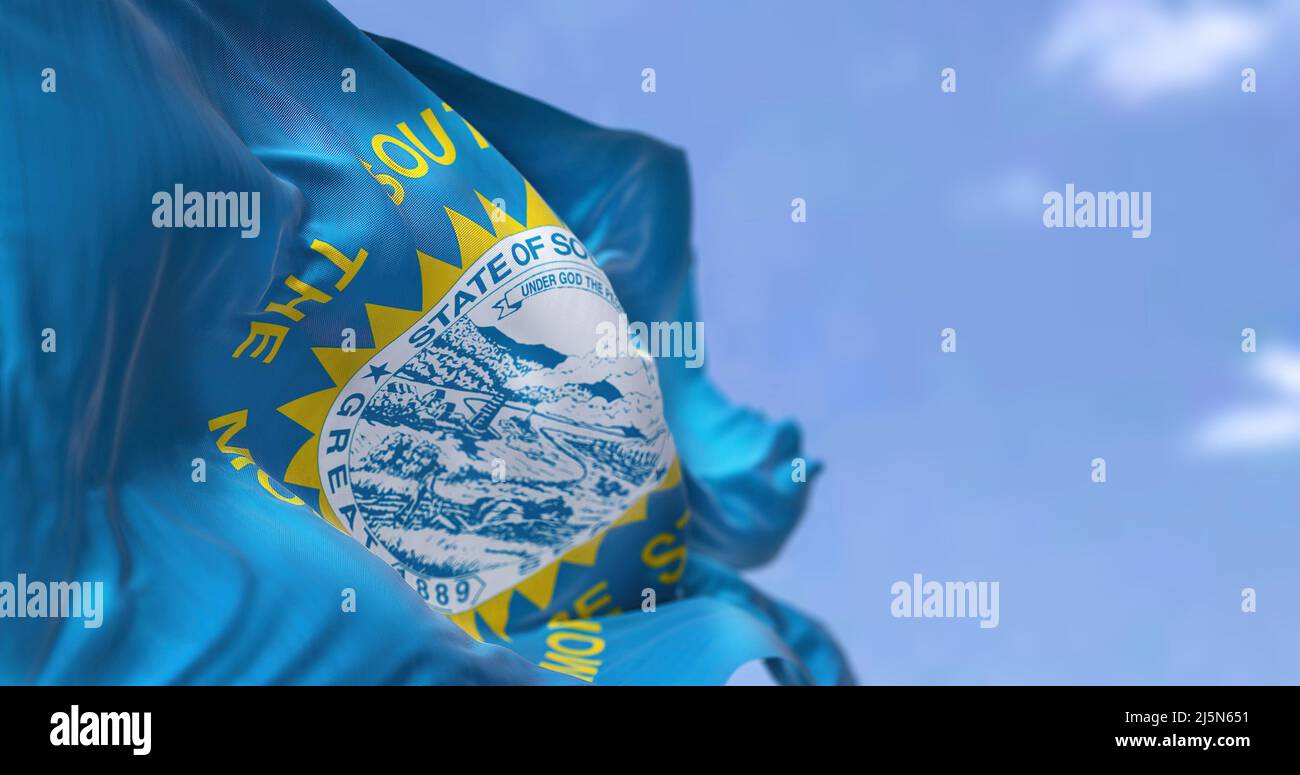 La bandiera di stato statunitense del South Dakota sventola nel vento. Il Dakota del Sud è uno stato degli Stati Uniti nella regione centrale del Nord degli Stati Uniti. Democrazia e IND Foto Stock