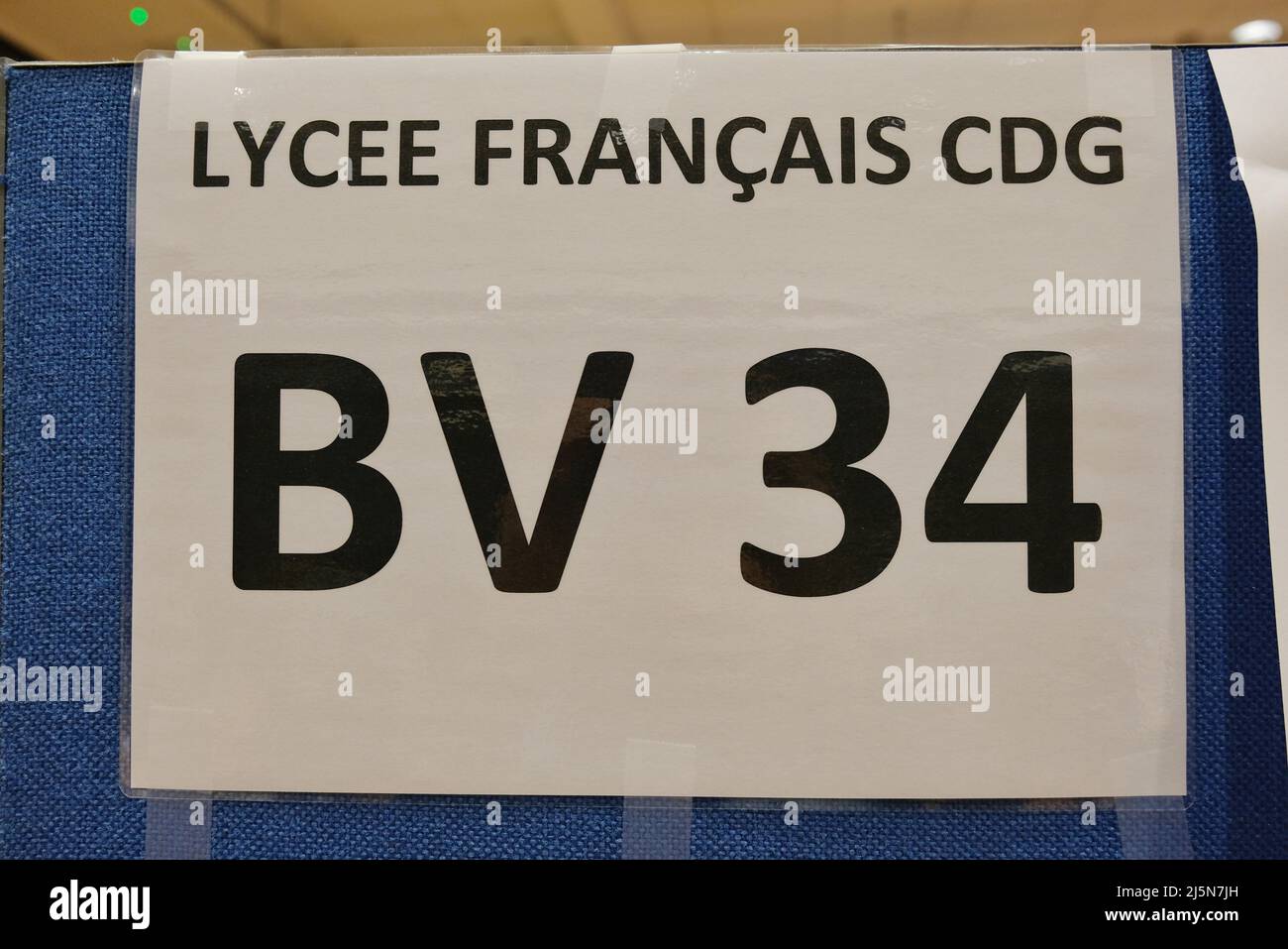 Londra, Regno Unito, 24th Apr, 2022. Il seggio elettorale firma a Lycee Francais Charles de Gaulle a South Kensington durante il secondo turno delle elezioni presidenziali del 2022. I due candidati rimanenti sono Emmanual Macron e Marine le Pen, con i primi in previsione di vincere. Credit: Undicesima ora Fotografia/Alamy Live News Foto Stock