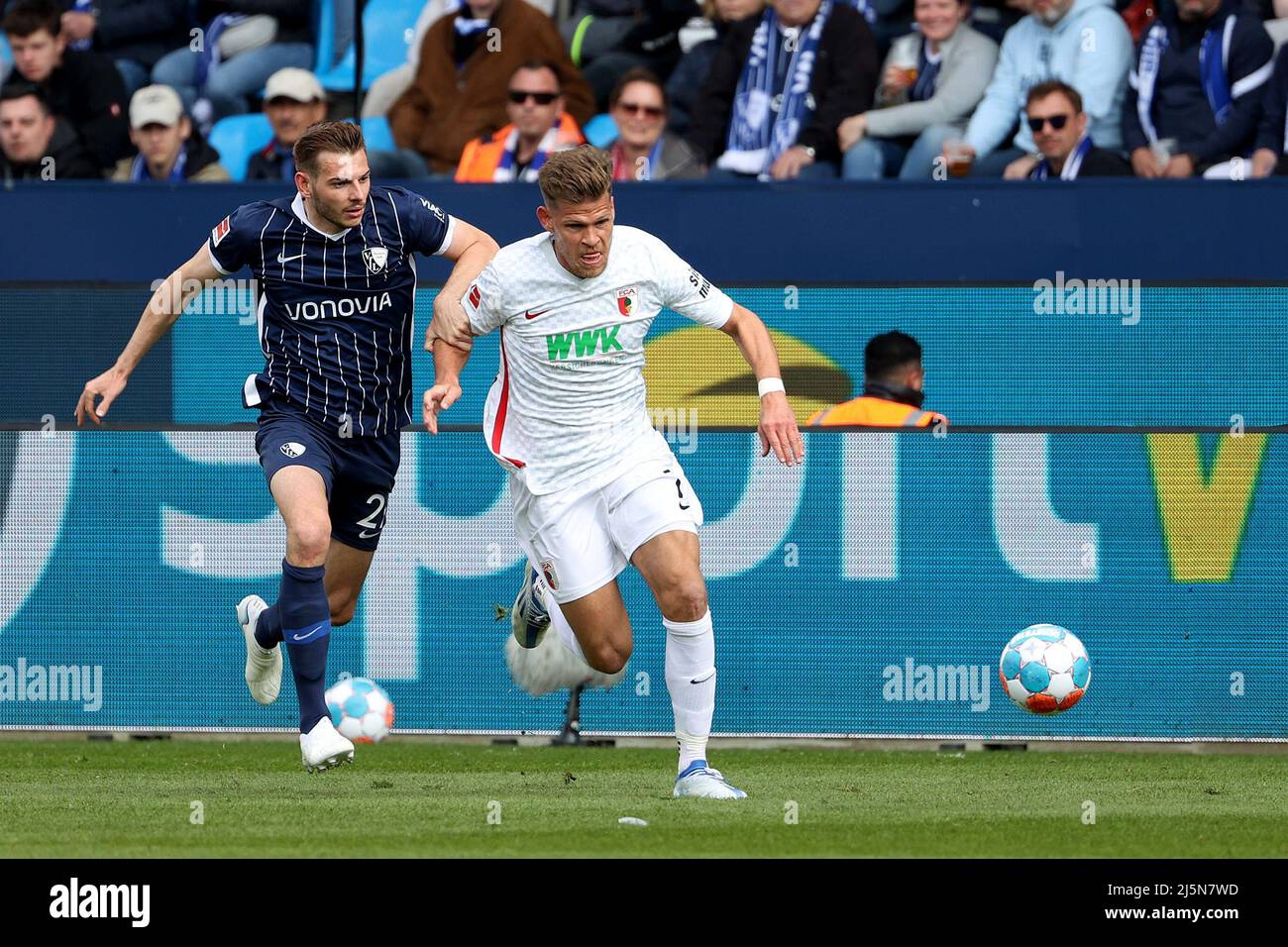 Bochum, Germania. 24th Apr 2022. Maxim Leitsch (L) di Bochum vies con Florian Niederlechner di Augusta durante la partita di calcio tedesca di prima divisione Bundesliga tra VfL Bochum 1848 e FC Augsburg a Bochum, Germania, 24 aprile 2022. Credit: Joachim Bywaletz/Xinhua/Alamy Live News Foto Stock