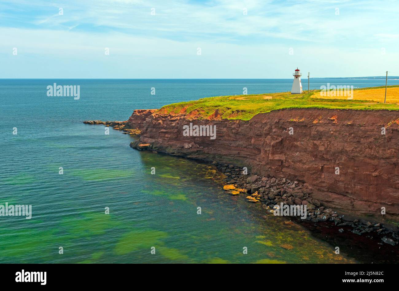 Faro Guarding a Remote Coast su Cape Tryon su Prince Edward Island Foto Stock