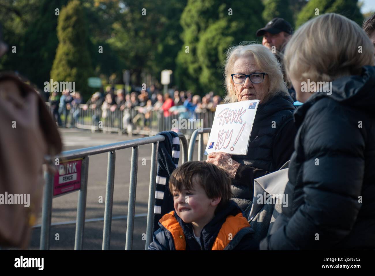 Melbourne, Australia. 25th aprile 2022. Un membro della folla ha un cartello con la scritta "grazie!" Al giorno Anzac marzo. Credit: Jay Kogler/Alamy Live News Foto Stock