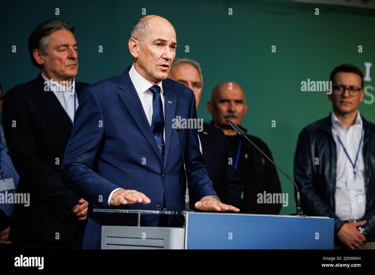 Lubiana, Slovenia. 24th Apr 2022. Il primo Ministro Janez Jansa, presidente del Partito democratico sloveno (SDS), interviene in una conferenza stampa a seguito di una sconfitta alle elezioni parlamentari slovene. Il movimento per la libertà guidato da Robert Golob ha vinto le elezioni parlamentari slovene, ben prima del Partito democratico sloveno (SDS) del primo Ministro Janez Jansa. Credit: SOPA Images Limited/Alamy Live News Foto Stock