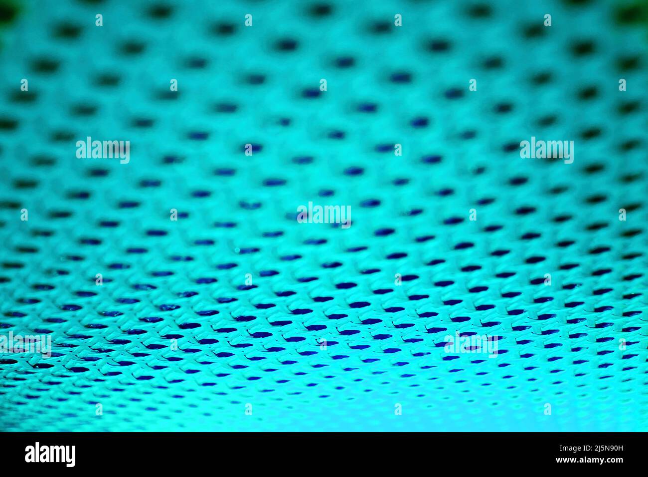 Neon turchese disegno astratto con fori e linee. Texture e backdrop digitali e musicali Foto Stock