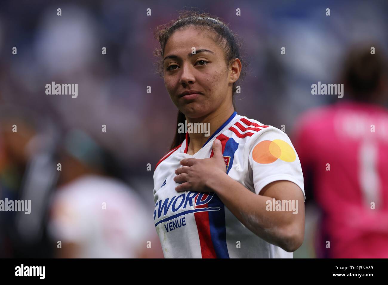 Lione, Francia, 24th aprile 2022. Selma Bacha di Lione riconosce i tifosi battendo il petto seguendo il fischio finale di durante la partita UEFA Womens Champions League all'OL Stadium di Lione. Il credito d'immagine dovrebbe essere: Jonathan Moscrop / Sportimage Credit: Sportimage/Alamy Live News Foto Stock