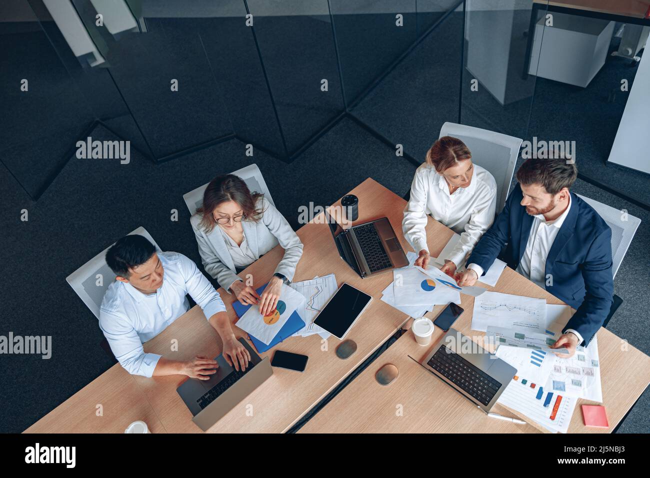 topview di agenzia creativa affari tempesta riunione cervello. Il team discute della roadmap per il lancio del prodotto Foto Stock