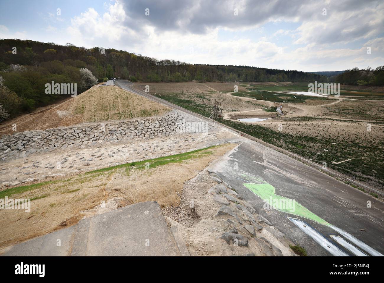 22 Aprile 2022, Renania Settentrionale-Vestfalia, Bad Münstereifel: Un notch può essere visto nella diga della diga di Steinbach. Dopo la minaccia di rottura della diga nell'alluvione del luglio 2021, è stato costruito un canale nella diga attraverso il quale l'acqua può defluire durante alti livelli di acqua. (A dpa: 'Dopo pericolo di scoppio diga: Canale di drenaggio per la diga di Steinbach quasi finito') Foto: Oliver Berg/dpa Foto Stock