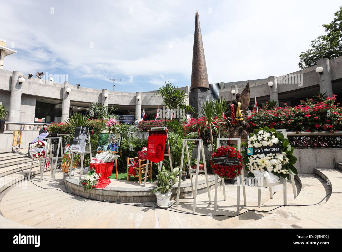 Il popolo dell'ottobre 1976 e la famiglia Wanlayangkoon hanno organizzato un servizio commemorativo e un ricordo di Wat Wanlayangkoon al Memorial dell'ottobre 14 dopo la sua morte il 21 marzo 2022 a Parigi, Francia. Senza ritornare in Thailandia a causa dell'asilo politico in seguito al colpo di stato del generale Prayut Chan-o-cha ed è stato accusato di lese majeste (Sezione 112 del diritto penale), in cui è stato uno dei sopravvissuti dell'ottobre 6, 1976 massacro all'Università di Thammasat e fuggire i pericoli politici nella foresta per unirsi al Partito Comunista di Thailandia sotto il nome di compagni Roi e ha avuto l'opportunità di farlo Foto Stock