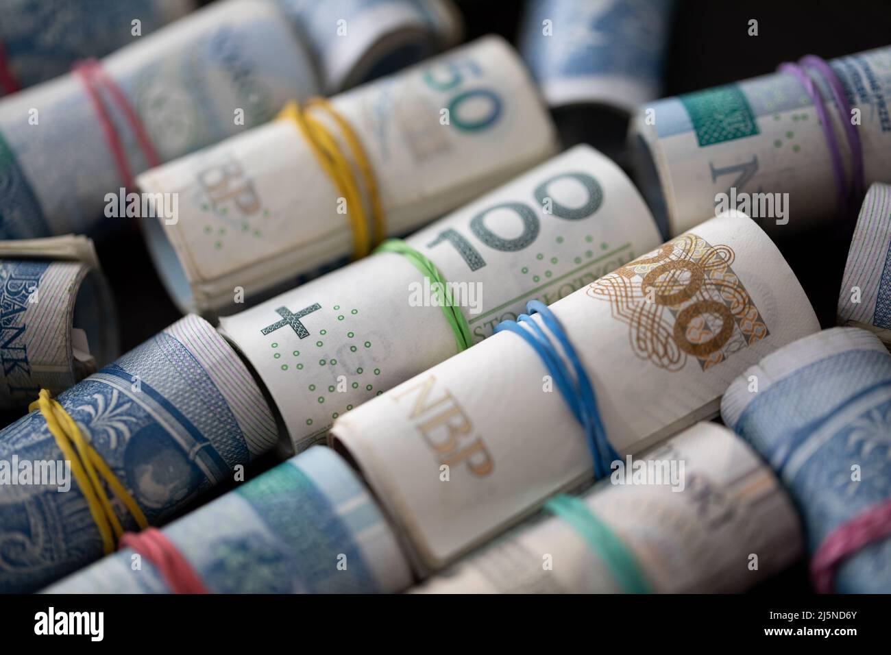 Molti rotoli di carta bollette. Varie denominazioni della moneta nazionale polacca. Foto Stock