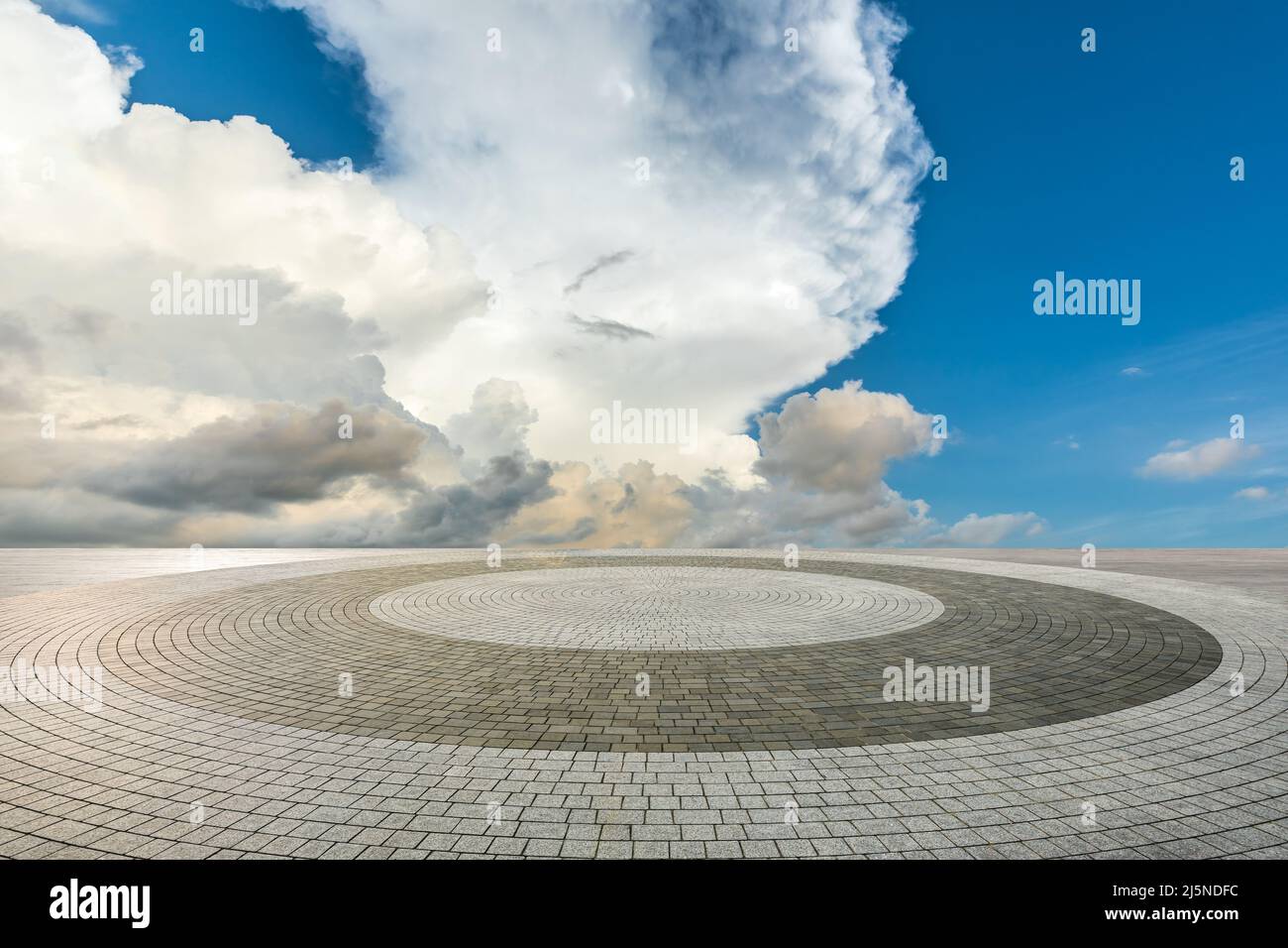 Piano quadrato circolare della città e le nuvole di cielo sotto il cielo blu Foto Stock
