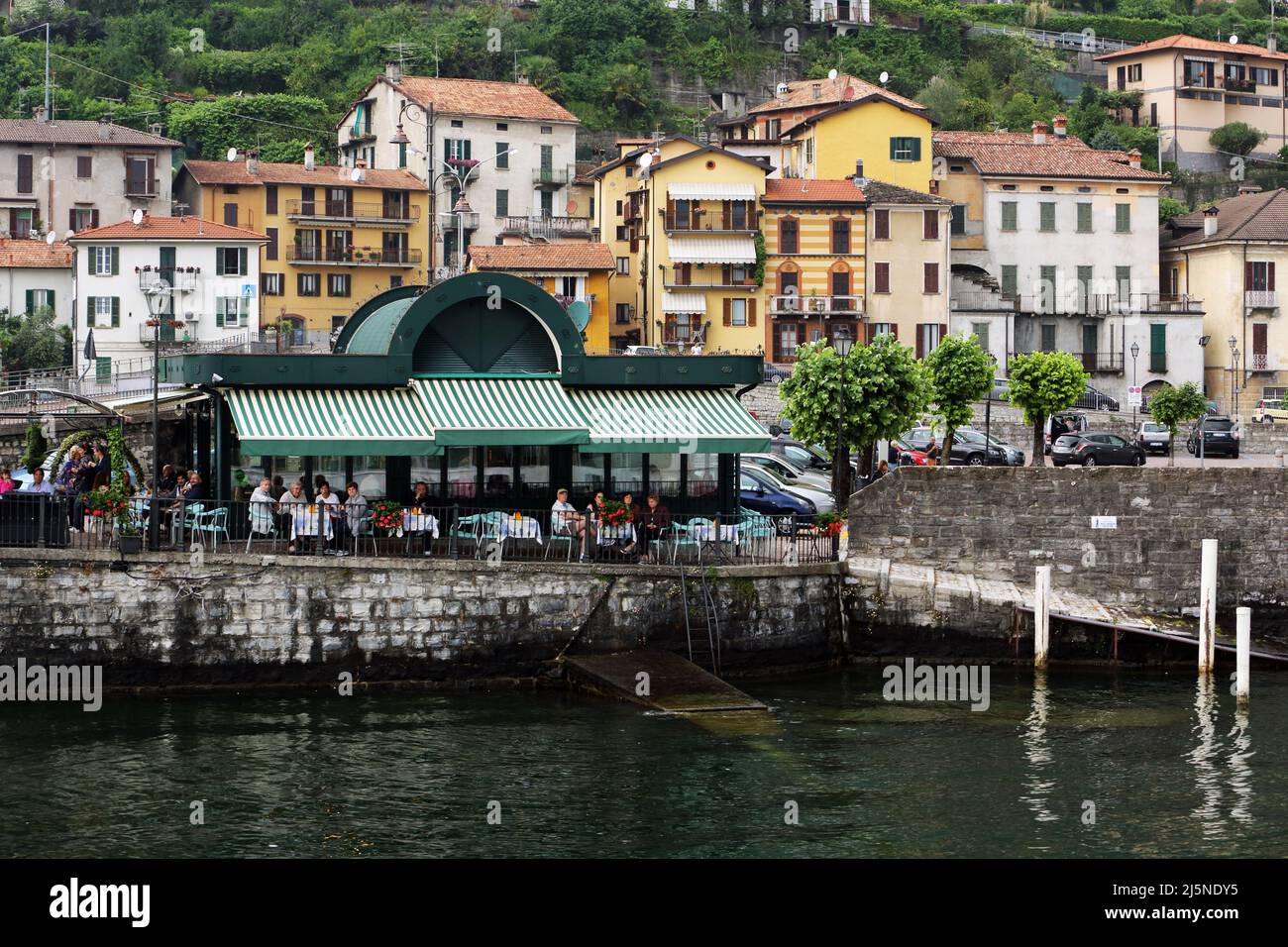 Cafe dal lago di Como nel villaggio di Argegno in nord Italia Foto Stock