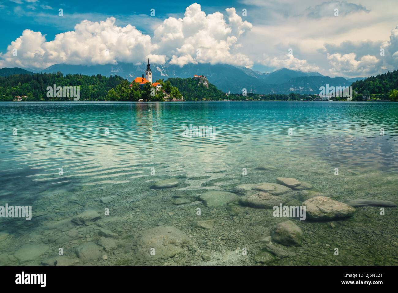 Pittoresco lago trasparente pulito con famosa chiesa sulla piccola isola, lago di Bled, Slovenia, Europa Foto Stock