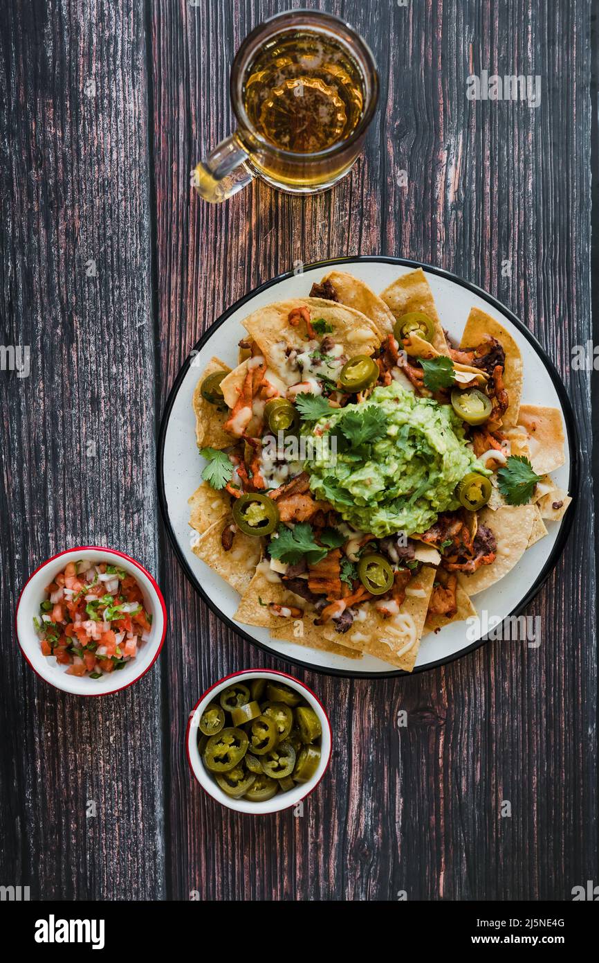 Patatine di nachos messicane con formaggio americano e avocado, cibo tradizionale in America Latina del Messico Foto Stock