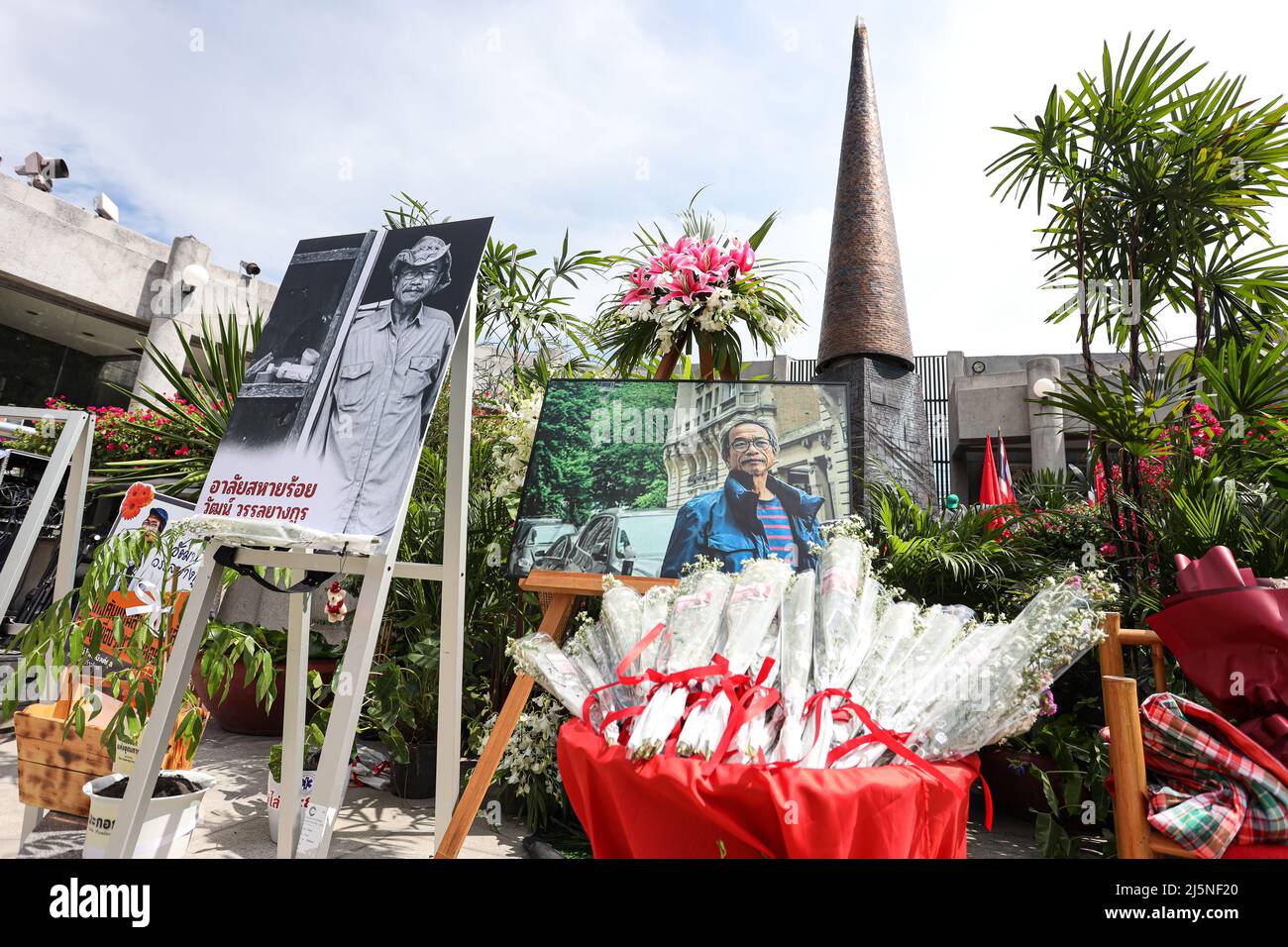 24 aprile 2022, Bangkok, Thailandia: La gente del 1976 ottobre e la famiglia Wanlayangkoon hanno organizzato un servizio commemorativo e un ricordo di Wat Wanlayangkoon al Memorial dell'ottobre 14 dopo la sua morte il 21 marzo 2022 a Parigi, Francia. Senza ritornare in Thailandia a causa dell'asilo politico in seguito al colpo di stato del generale Prayut Chan-o-cha ed è stato accusato di lese majeste (Sezione 112 del diritto penale), in cui è stato uno dei sopravvissuti dell'ottobre 6, 1976 massacro all'Università di Thammasat e fuggire i pericoli politici nella foresta per unirsi al Partito Comunista di Thailandia sotto il nome di Comra Foto Stock