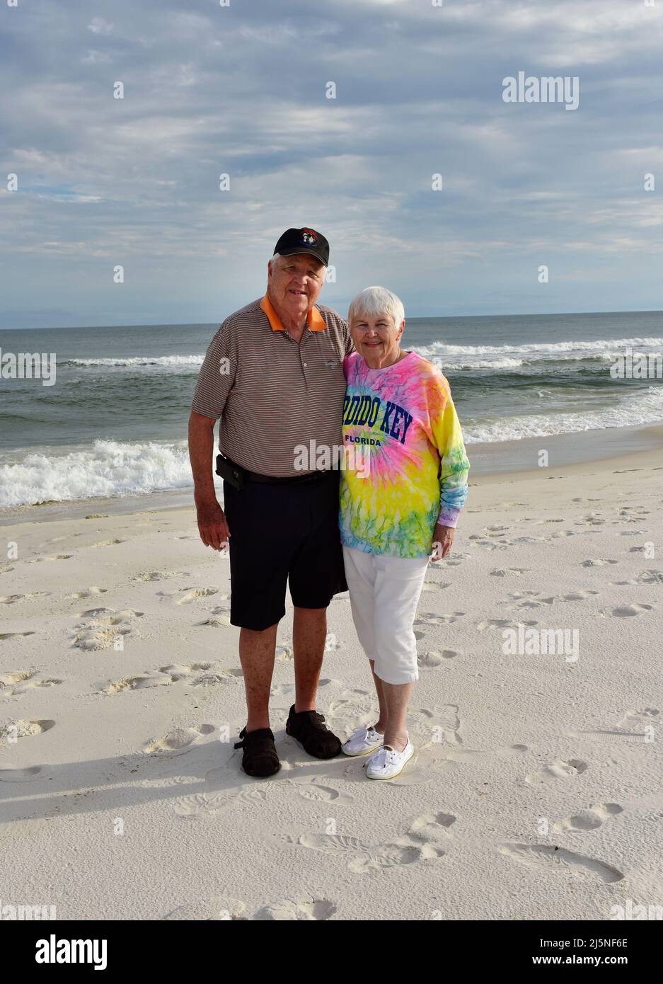 Coppia in pensione su una spiaggia della Florida Foto Stock