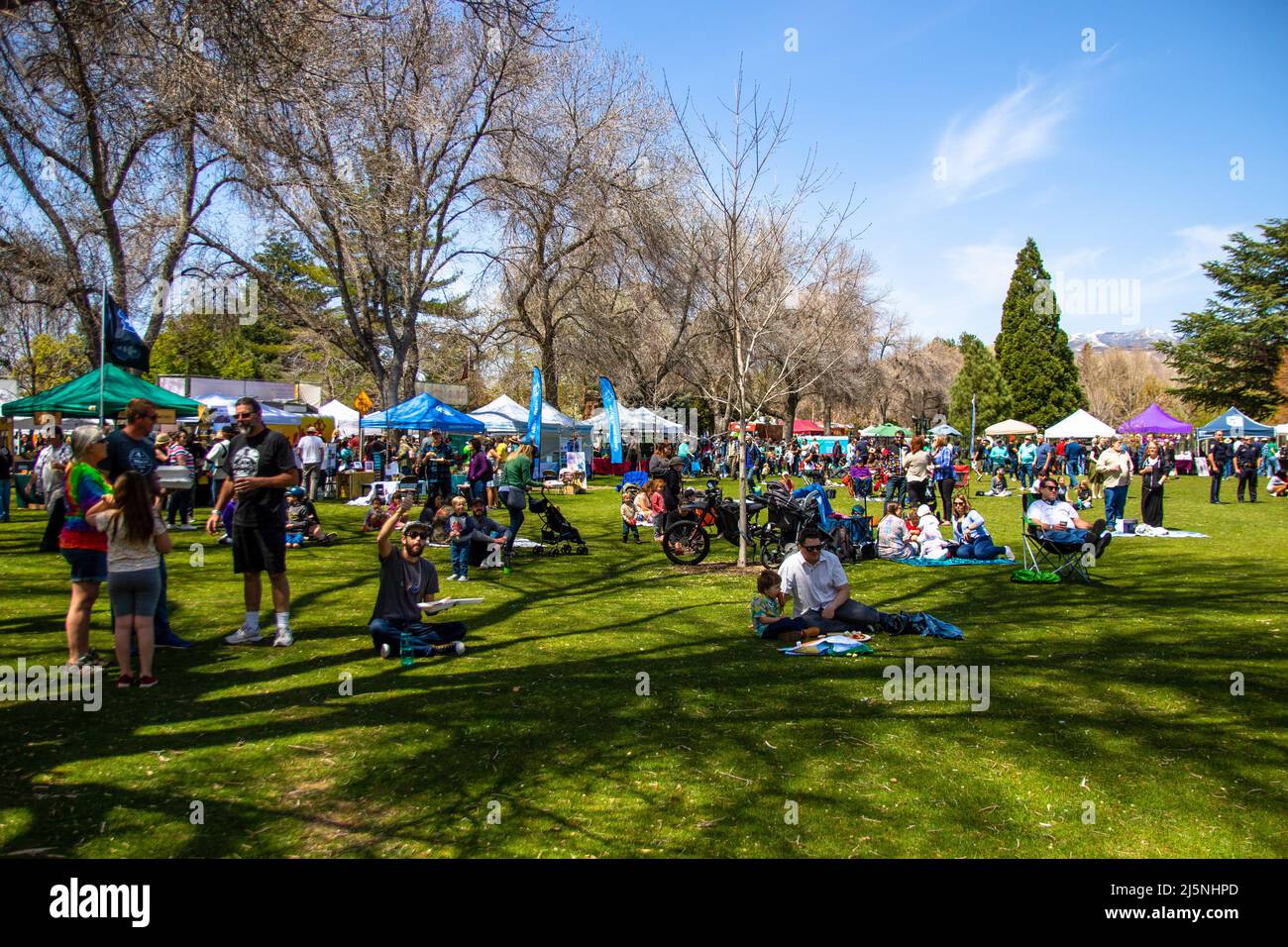 Reno, Stati Uniti. 24th Apr 2022. Una folla di persone che si affollano alla musica in un evento della Giornata della Terra. Celebrazioni della Terra che si svolgono in un parco pubblico in primavera. Credit: SOPA Images Limited/Alamy Live News Foto Stock