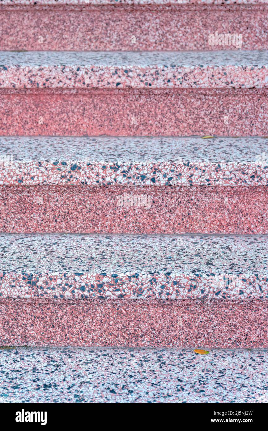 Gradini di granito di una scala con colori rosso e nero a San Francisco, California Foto Stock