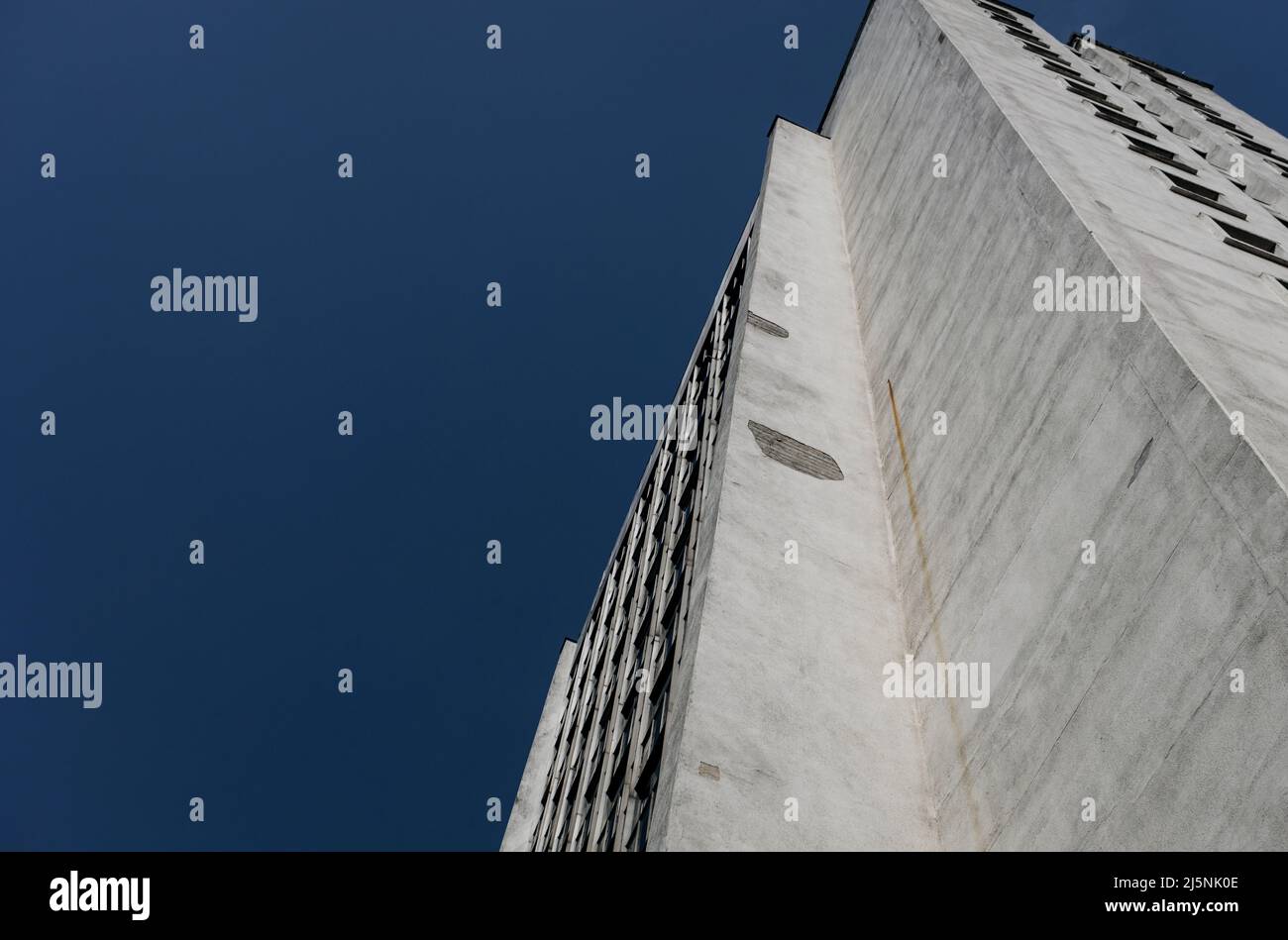 nuova architettura brutalistica. edificio in cemento Foto Stock