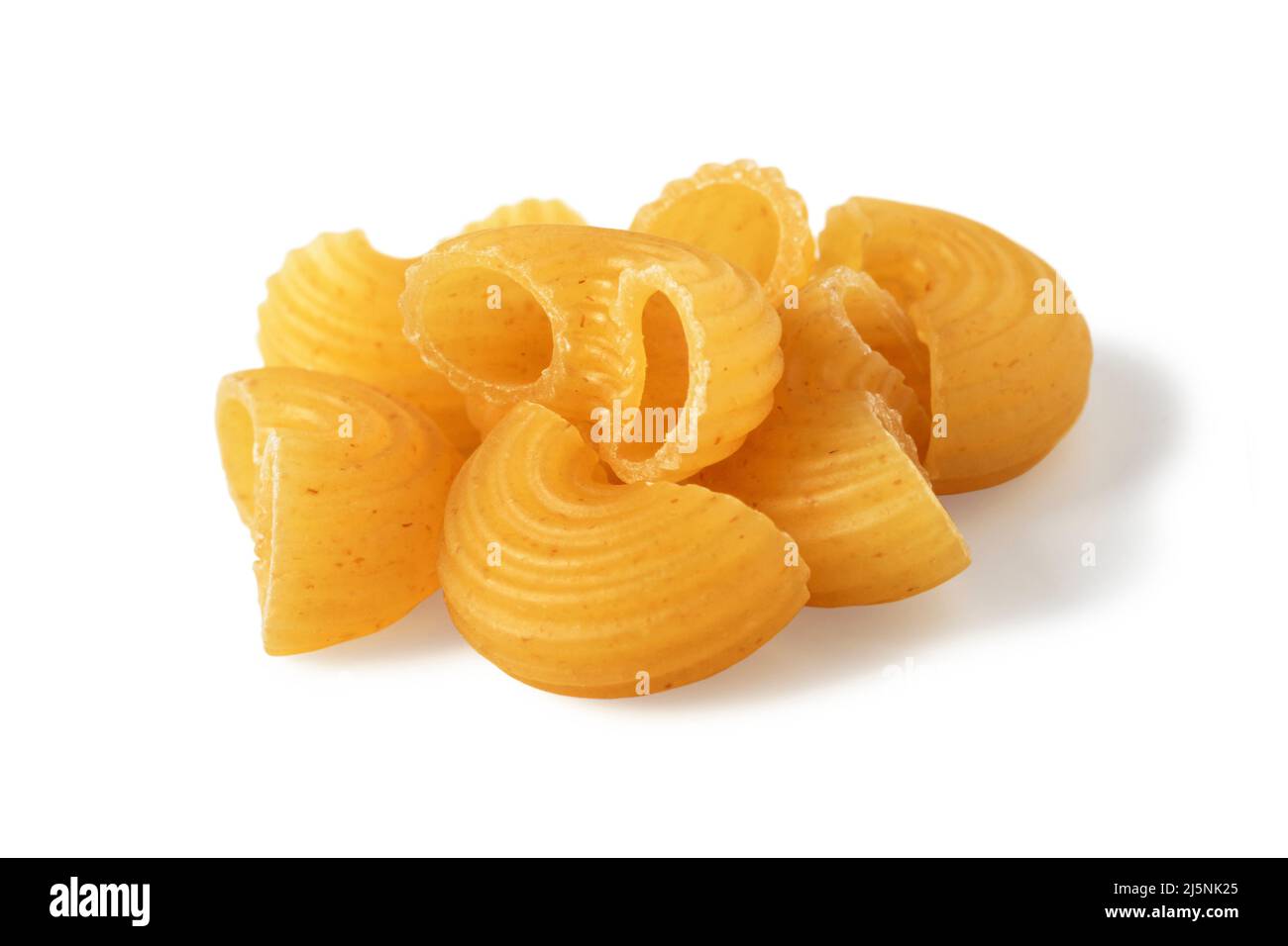 Pasta di ricciolo secca non cotta isolata su sfondo bianco Foto Stock