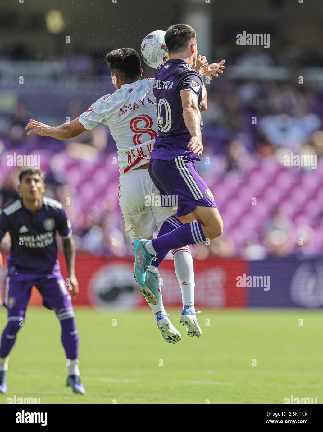 Orlando, FL: Il centrocampista di New York Red Bulls Frankie Amaya (8) e il centrocampista di Orlando City Mauricio Pereyra (10) vanno in testa durante una partita MLS, Foto Stock