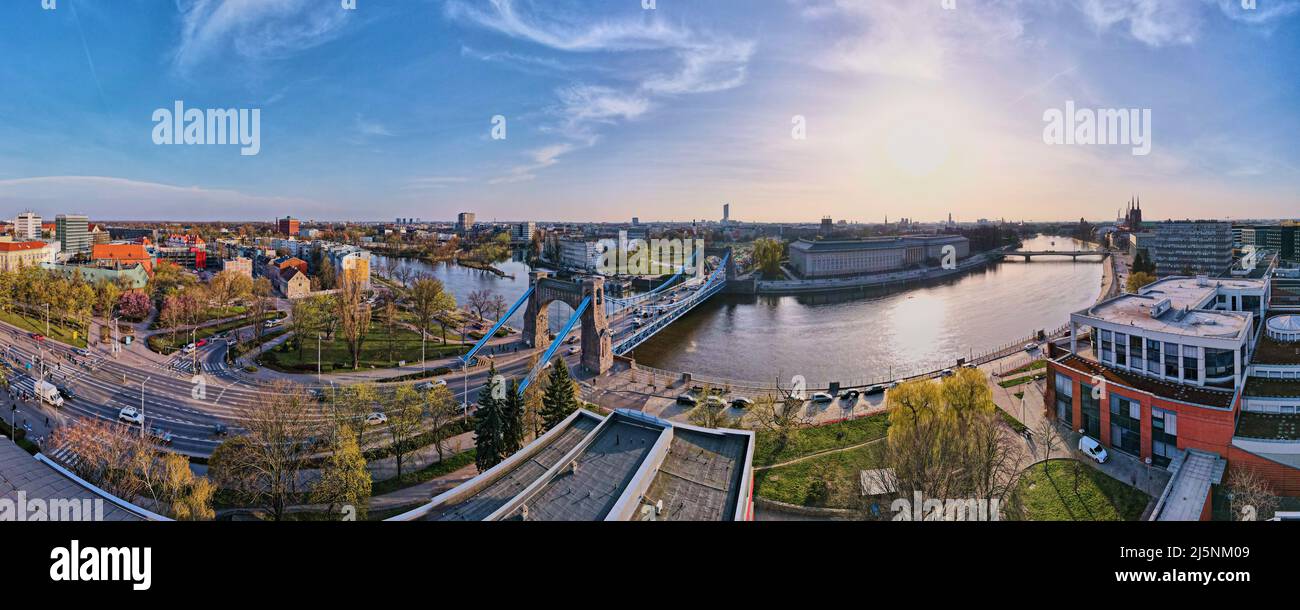 Panorama Wroclaw con ponte auto sul fiume Odra, vista aerea Foto Stock