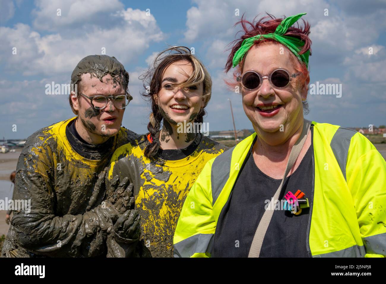 Alfie Richer e Maisi Bourke con Jo Brand (madre di Maisi) che si unì a loro dopo il completamento della Maldon Mud Race, Essex, Regno Unito. Fangoso Foto Stock