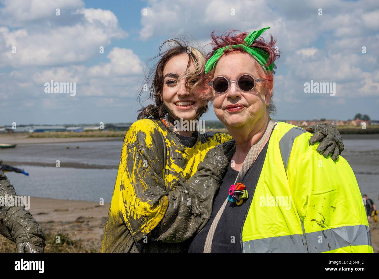 Maisi Bourke con Jo Brand (madre di Maisi) che si unì a loro dopo il completamento della Maldon Mud Race, Essex, Regno Unito. Corsa fangosa per la carità Foto Stock